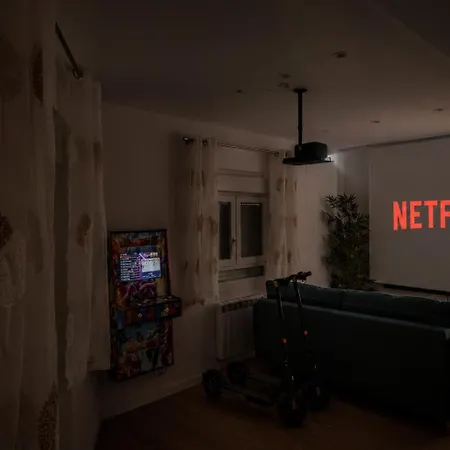 Nuevo, Cerca Centro, Netflix Y Parking オビエド
